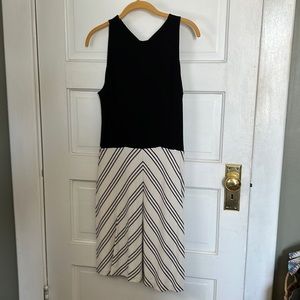 Ann Taylor 8P Black/White Sleeveless Casual Dress.